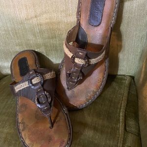 Born Ganet Leather sandal flip flop Excellent condition brown/tan